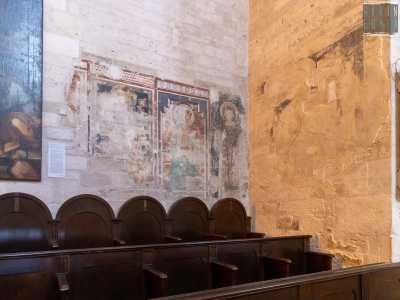 Quello sulla destra, contemporaneo alla costruzione dell�edificio, � malmesso: si scorgono comunque le sagome di santi di cui non � nota l'identit�